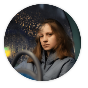 Kobieta, której część ciała rozpada się na nuty muzyczne. Nuty ulatują do góry.